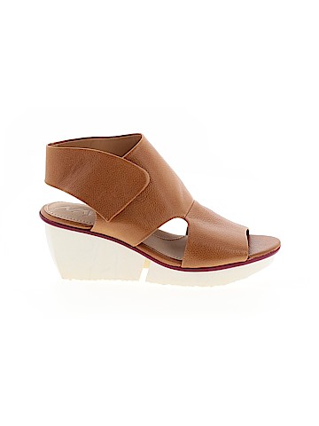 Naya Wedges (view 1)