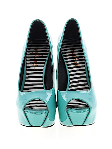 Taylor Says Heels (view 2)