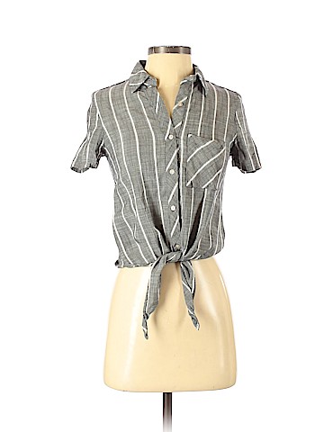 Universal Thread Short Sleeve Button-Down Shirt (view 1)