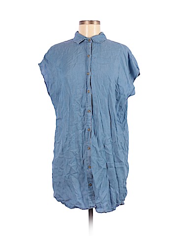 Forever 21 Sleeveless Button-Down Shirt (view 1)