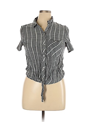 Universal Thread Short Sleeve Button-Down Shirt (view 1)