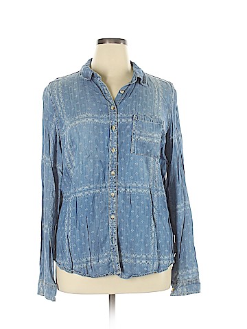 Maurices Long Sleeve Button-Down Shirt (view 1)