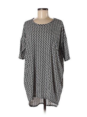 Lularoe Short Sleeve T-Shirt (view 1)