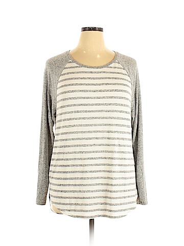 Old Navy Long Sleeve T-Shirt (view 1)