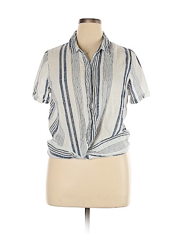 Universal Thread Short Sleeve Button-Down Shirt (view 1)