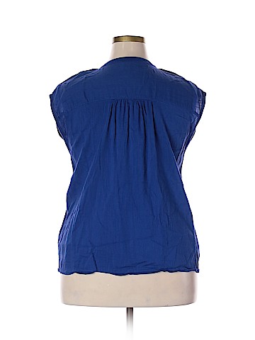 Old Navy Sleeveless Button-Down Shirt (view 2)