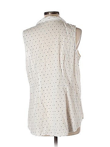 Old Navy - Maternity Sleeveless Button-Down Shirt (view 2)