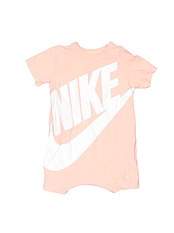 Nike Short Sleeve Outfit (view 1)