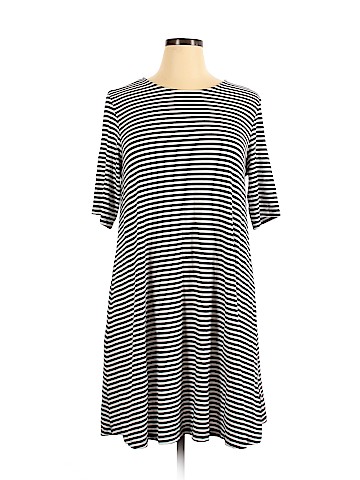 Old Navy Casual Dress (view 1)
