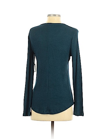 Old Navy Long Sleeve T-Shirt (view 2)