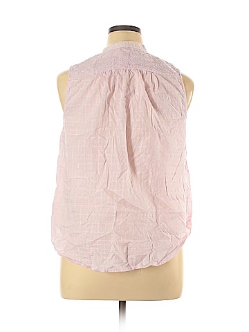 Gap Sleeveless Button-Down Shirt (view 2)