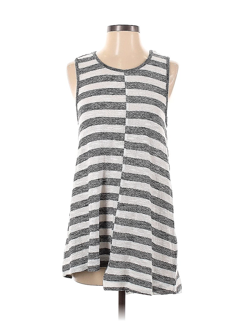 Click to view more detailed imagery on our partner's website Pre-owned Two By Vince Camuto Sleeveless Top Gray Scoop Neck Tops