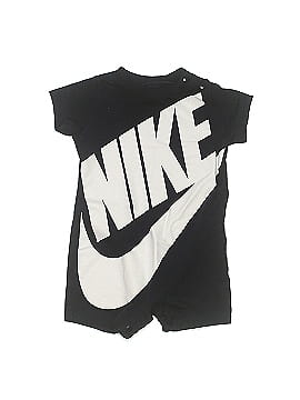 Nike Short Sleeve Outfit (view 1)