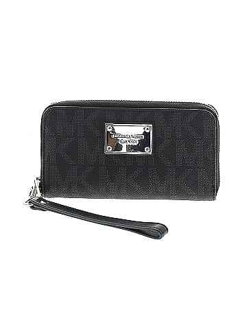 Michael kors 2024 black wristlet