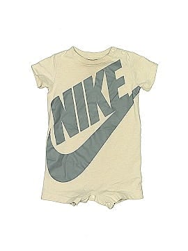 Nike Short Sleeve Outfit (view 1)