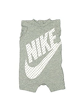 Nike Short Sleeve Outfit (view 1)