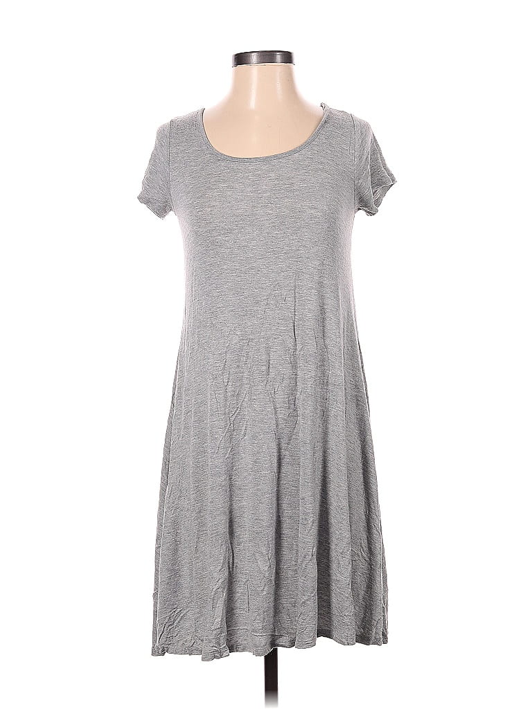 Click to view more detailed imagery on our partner's website Pre-owned Maurices Short Sleeve Top Gray Solid Pattern Scoop Neck Tops