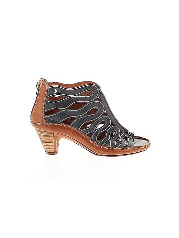 Pikolinos Ankle Boots (view 1)