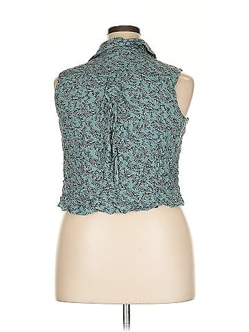Xhilaration Sleeveless Button-Down Shirt (view 2)