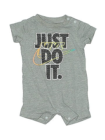 Nike Short Sleeve Outfit (view 1)