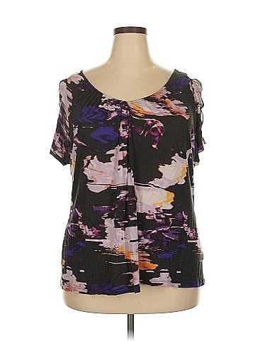 Jennifer Lopez Short Sleeve T-Shirt (view 1)