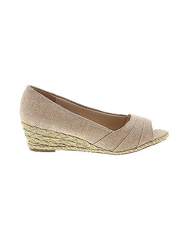 Kelly & Katie Wedges (view 1)