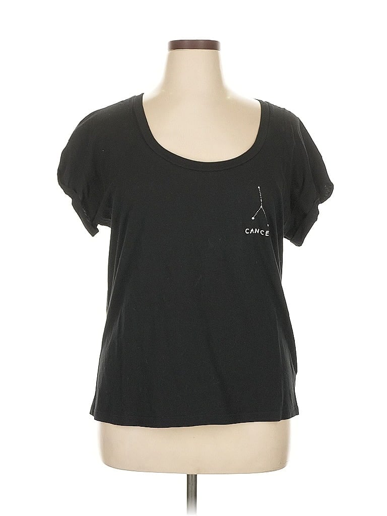 Click to view more detailed imagery on our partner's website Pre-owned Hot Topic Short Sleeve T-shirt In Black