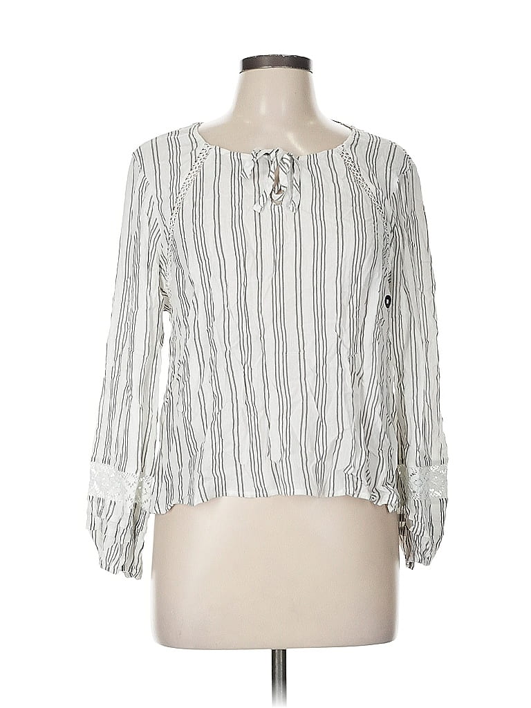 Click to view more detailed imagery on our partner's website Pre-owned Hollister Long Sleeve Blouse In White