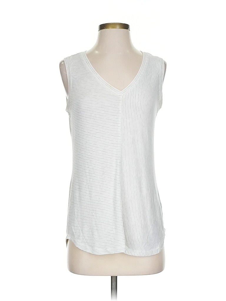 Click to view more detailed imagery on our partner's website Pre-owned Cabi Sleeveless T-shirt In Silver