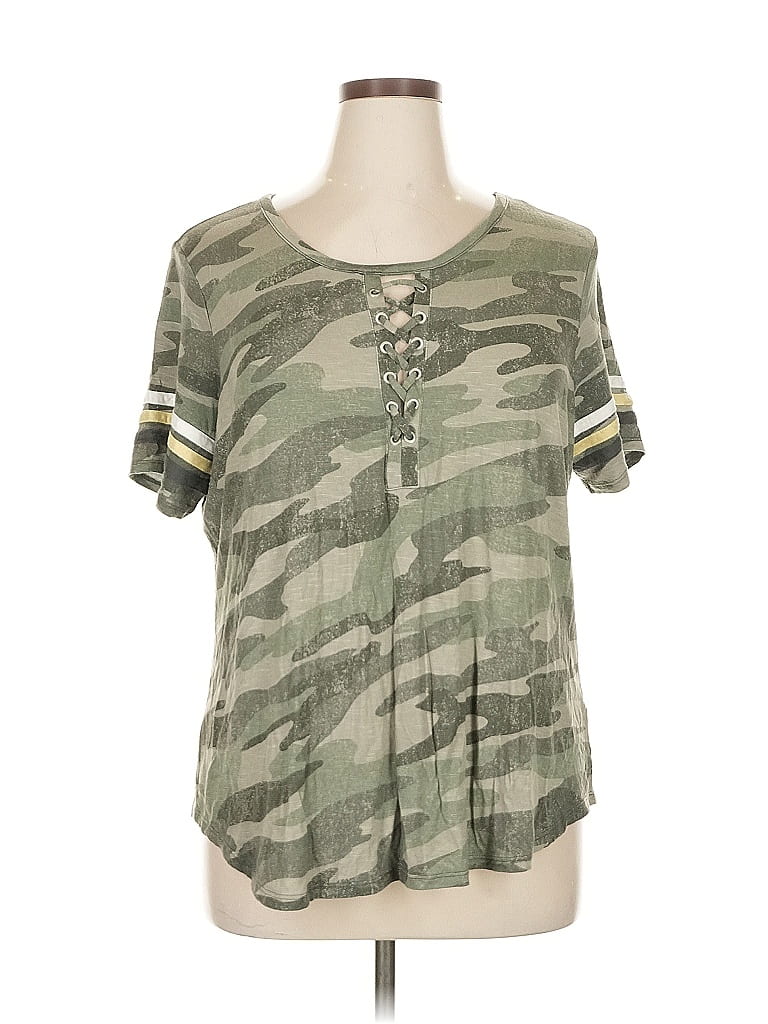 Pre-owned 24/7 Maurices Short Sleeve Top Green Camo Pattern Keyhole Neckline Tops