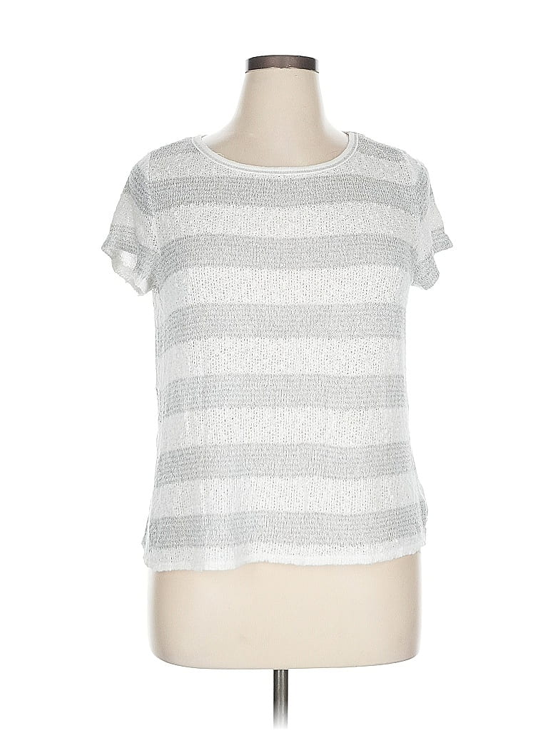 Click to view more detailed imagery on our partner's website Pre-owned Aéropostale Short Sleeve Top Gray Crew Neck Tops