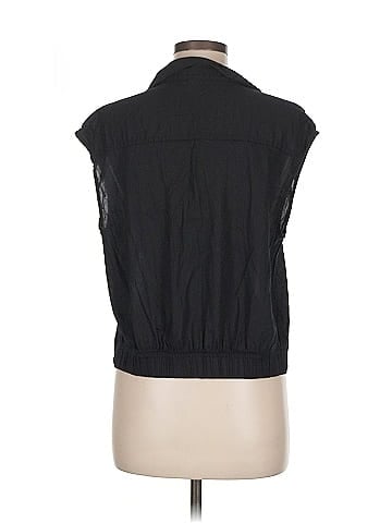 Old Navy Sleeveless Button-Down Shirt (view 2)