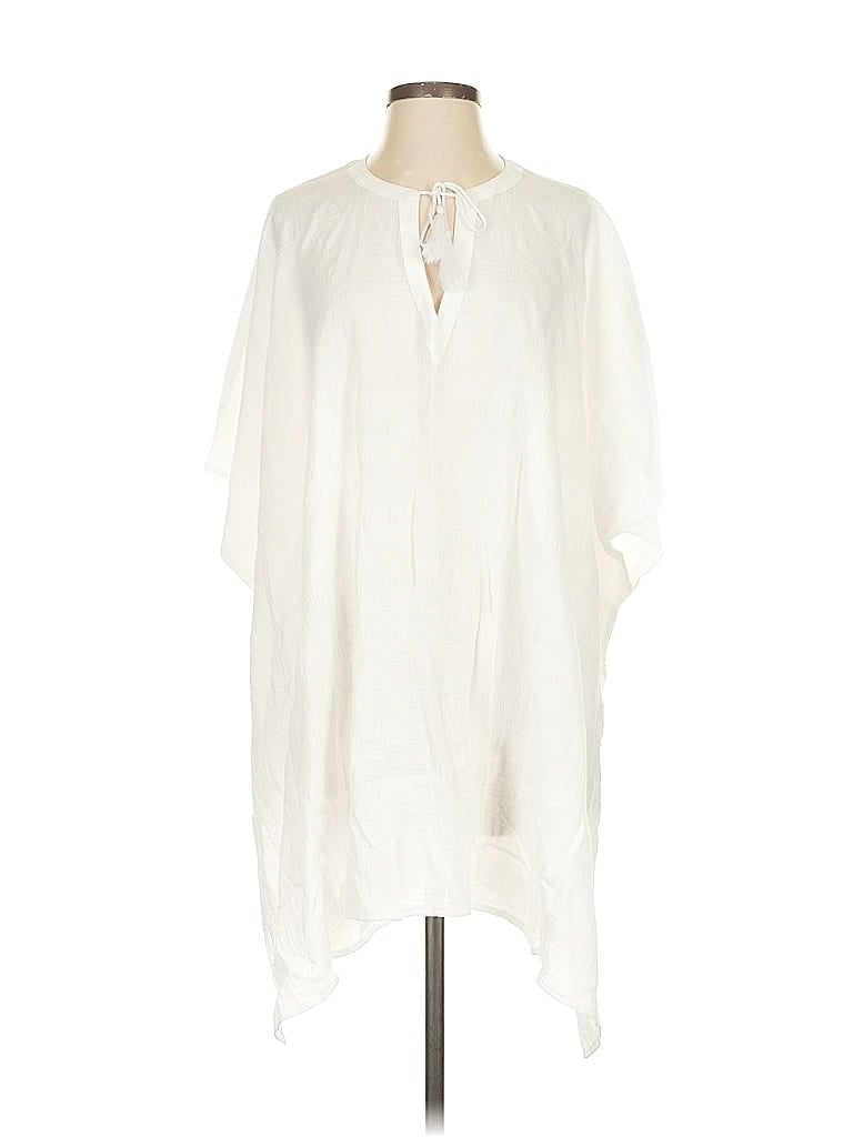 Click to view more detailed imagery on our partner's website Pre-owned Banana Republic Poncho In White