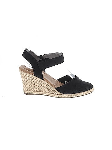 Kelly & Katie Wedges (view 1)