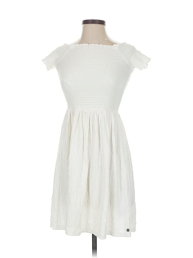 Click to view more detailed imagery on our partner's website Pre-owned Roxy Casual Dress In White