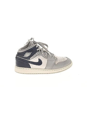 Air Jordan 1 Mid GS 'Wolf Grey Midnight Navy' Sneakers (view 1)
