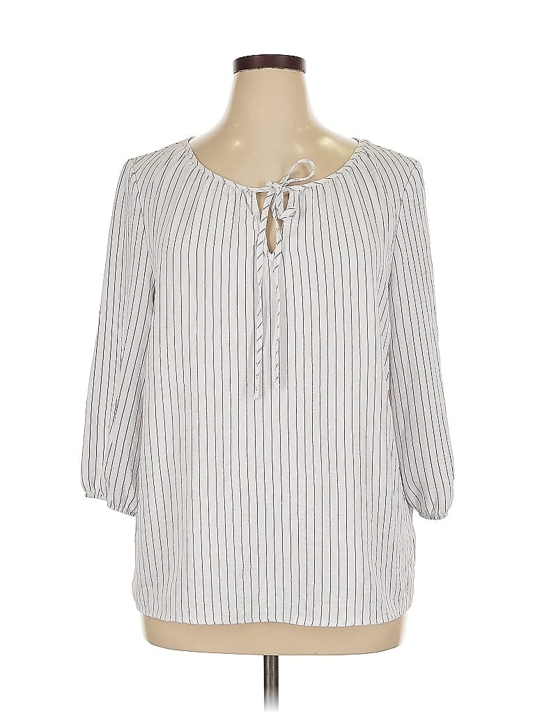 Click to view more detailed imagery on our partner's website Pre-owned Olivia & Martin 3/4 Sleeve Blouse In Gray