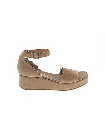 Nicole Wedges (view 1)
