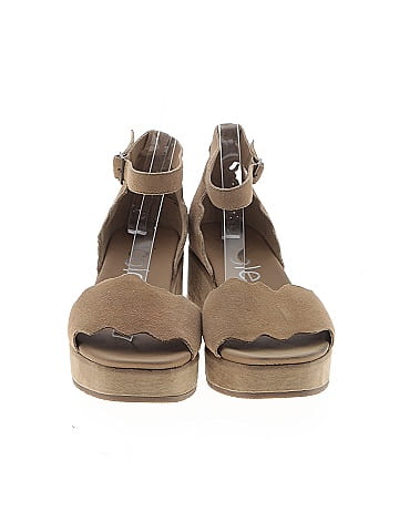Nicole Wedges (view 2)