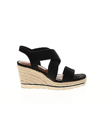 Kelly & Katie Wedges (view 1)