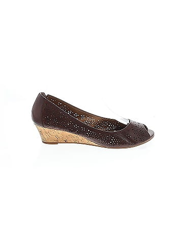Kelly & Katie Wedges (view 1)