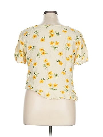 American Eagle Outfitters Short Sleeve Blouse (view 2)