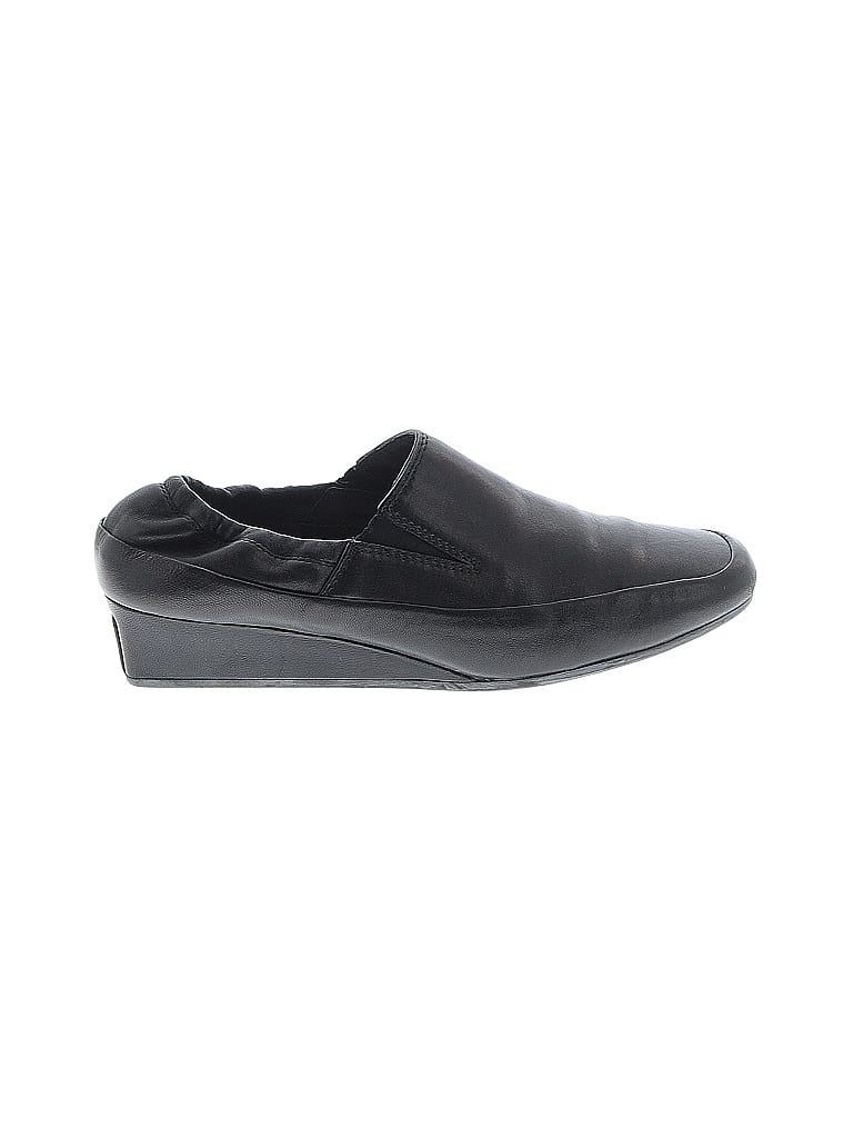 Pre-owned Bruno Magli Flats In Black