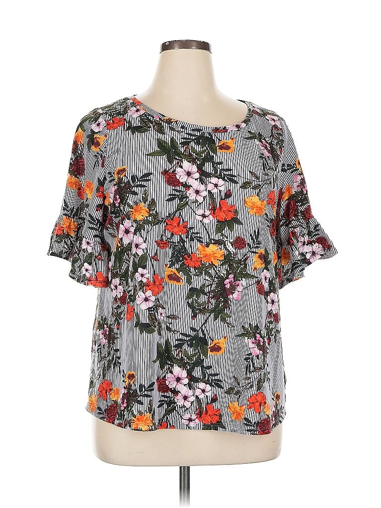 Click to view more detailed imagery on our partner's website Pre-owned Boutique Short Sleeve Blouse In Gray