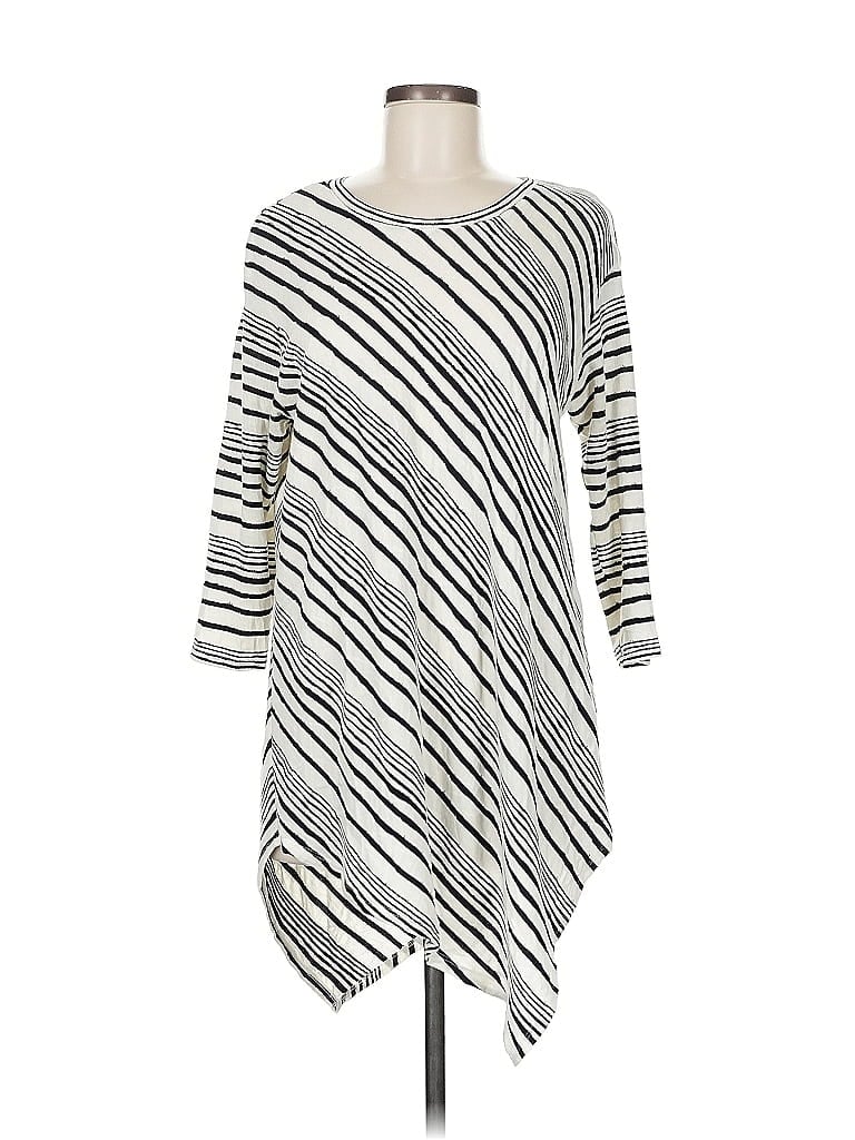 Click to view more detailed imagery on our partner's website Pre-owned Two By Vince Camuto 3/4 Sleeve Top Silver Boatneck Tops