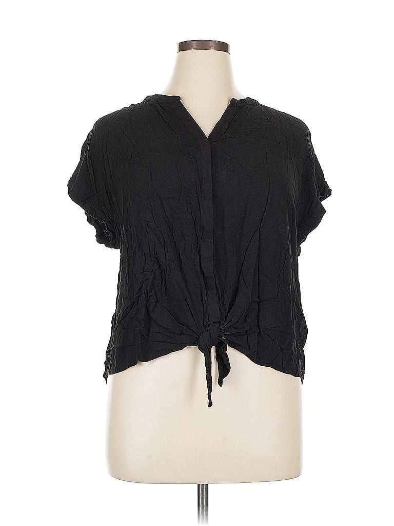 Click to view more detailed imagery on our partner's website Pre-owned Chico's Short Sleeve Blouse In Black
