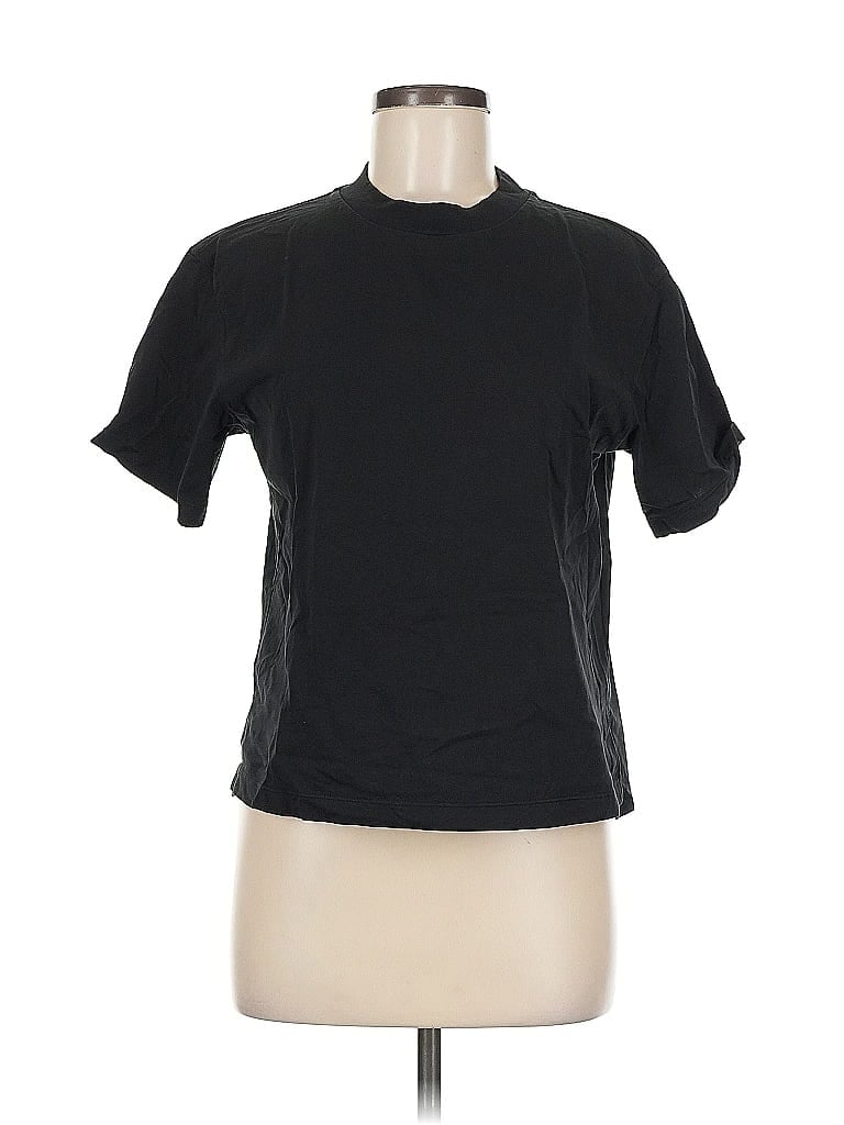 Click to view more detailed imagery on our partner's website Pre-owned Uniqlo Active T-shirt In Black