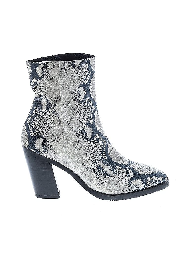 Pre-owned Stuart Weitzman Boots In White