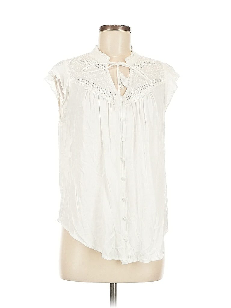 Click to view more detailed imagery on our partner's website Pre-owned Torrid Short Sleeve Blouse In White