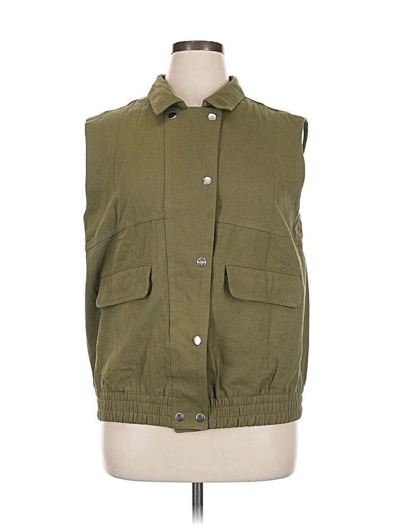 Pre-owned Dokotoo Vest In Green